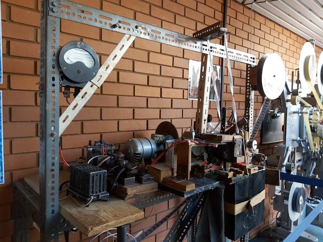 Strange machine with rectangular frame made of meccano, discs and a workbench.